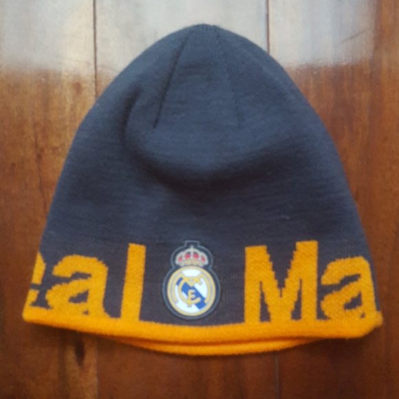 Reversible Real Madrid Beanie - Picture 1 of 3